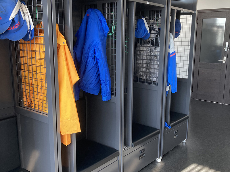 自動車メーカー